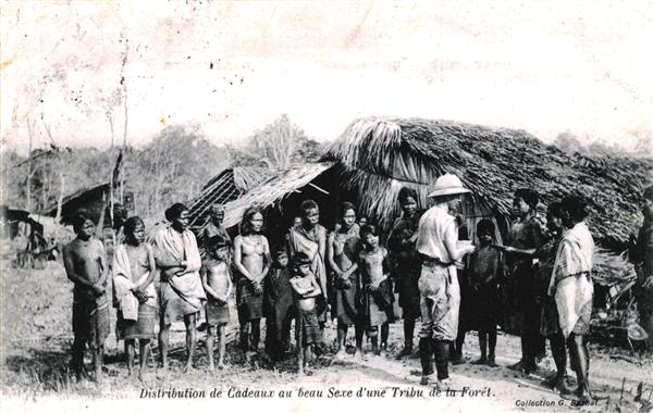 Distribution de Cadeaux au beau Sexe d'une Tribu de la Forêt   Collection G. Barbat