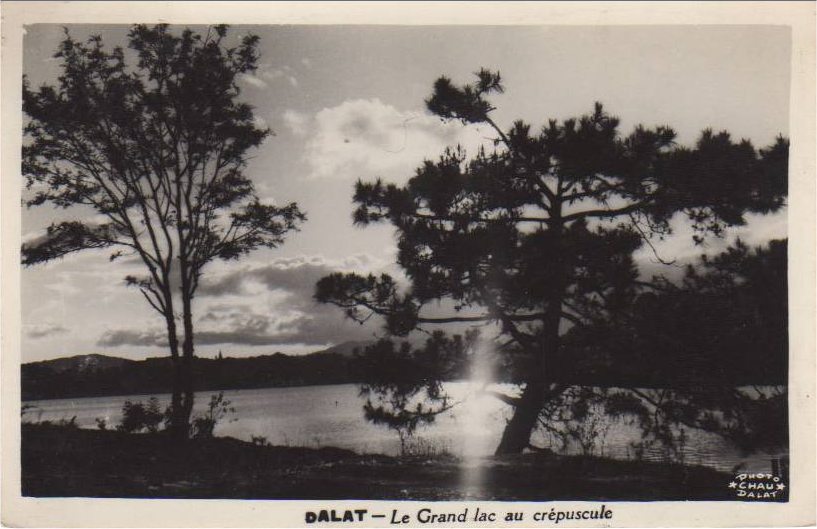 DALAT - Le grand lac au crépuscule

[Logo]
   PHOTO
* CHAU *
  DALAT