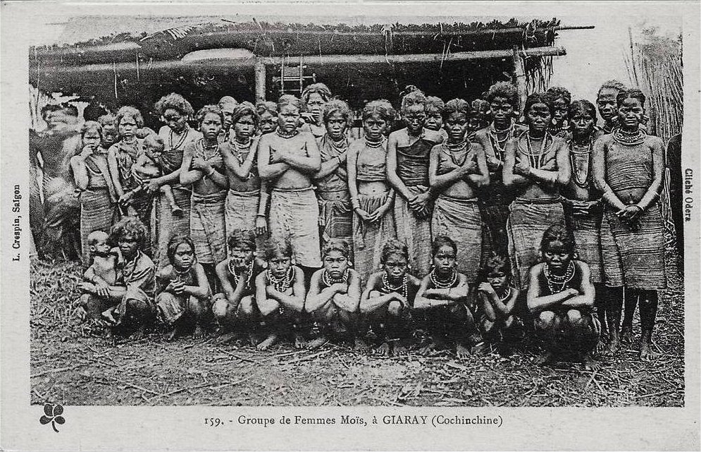 159. - Groupe de femmes Moïs, à GIARAY (Cochinchine) L. Crespin Saïgon