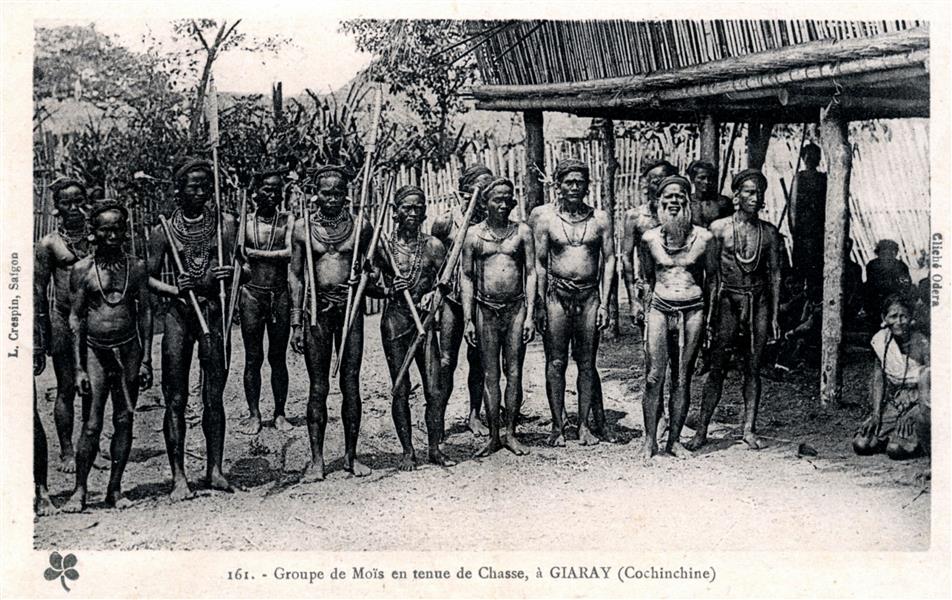161. - Groupe de Moïs en tenue de chasse à GIARAY (Cochinchine)