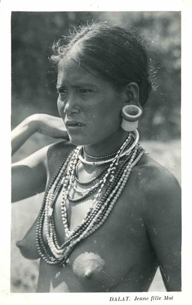DALAT. Jeune fille Moï