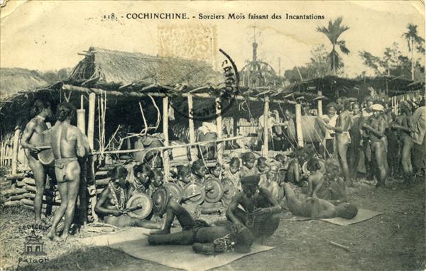 118. - COCHINCHINE. - Sorciers Moïs faisant des incantations
A.F.Decoly Saïgon