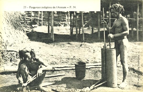 23 - Forgerons indigènes de l'Annam - F.N.
Cl. De l'Ag. Ec. de l'Indo-Chine