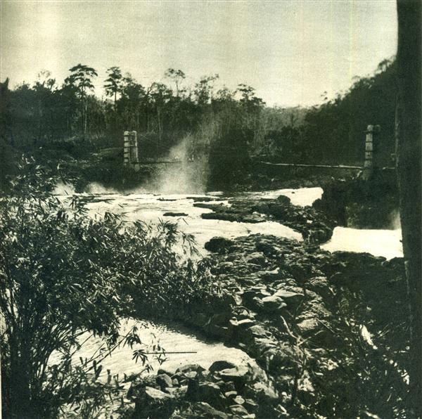 Le pont, de 80 mètres de portée, en voie d'achèvement sur le cours de la Srépok.