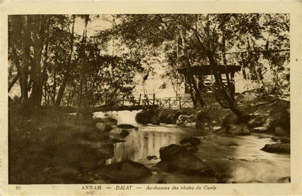 10 ANNAM - DALAT - Au dessous des chutes du Camly