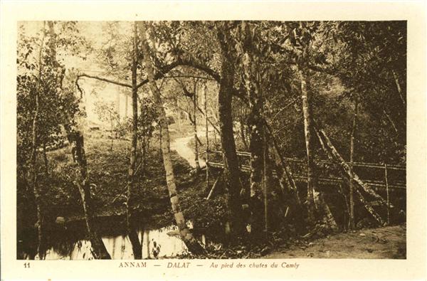 11 ANNAM - DALAT - Au pied des chutes du Camly