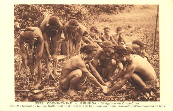 2333. COCHINCHINE - BIENHOA - Délégation de Chua-Chan
Cho-Ma faisant du feu par frottement de deux