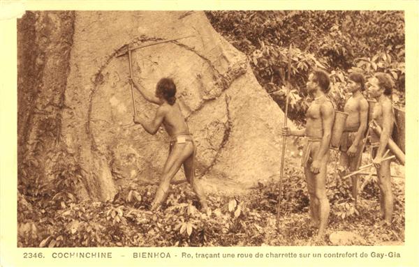 2346. COCHINCHINE - BIENHOA - Ro, traçant une roue de charrette sur un contrefort de Gay-Gia
Vers