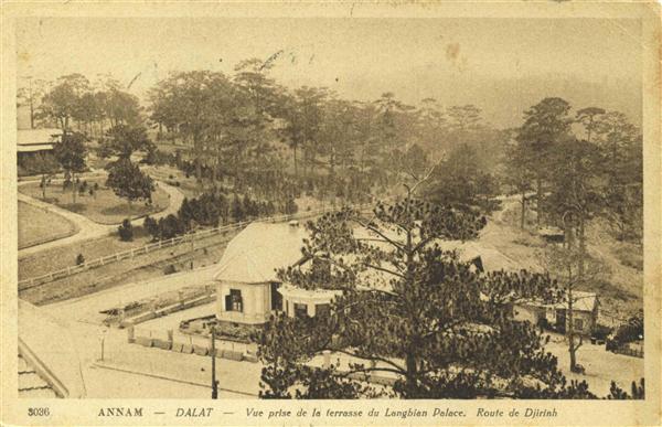 3036 ANNAM - DALAT - Vue prise de la terrasse du Langbian Palace. Route de Djirinh