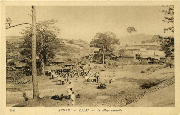 3046     ANNAM - DALAT - Le village annamite
