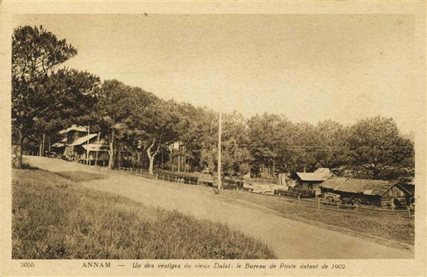 3055 ANNAM - Un des vestiges du vieux Dalat : le Bureau de Poste datant de 1902