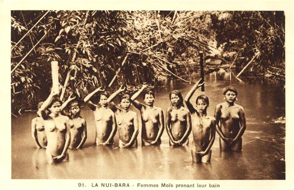91. LA NUI-BARA - Femmes Moïs prenant leur bain