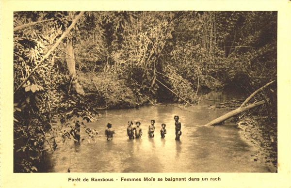 94 - Forêt de Bambous - Femmes Moîs se baignant dans un rach