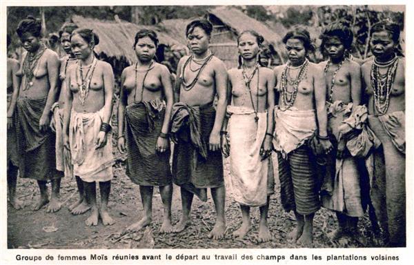 Groupe de femmes Moïs réunies avant le départ au travail des champs dans les plantations voisines