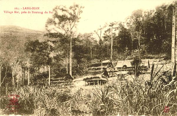 163. - LANG-BIAN. - Village Moï, près de Neutong du Bas