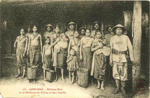 168. - LANG-BIAN, - Miliciens Moïs de la Résidence de Djiring et leurs familles

EDITION
[LOGO RO