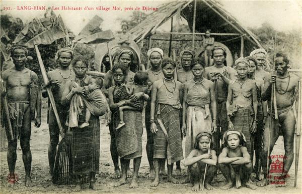 292 - LANG-BIAN. - Les habitants d'un village Moï, près de Djiring