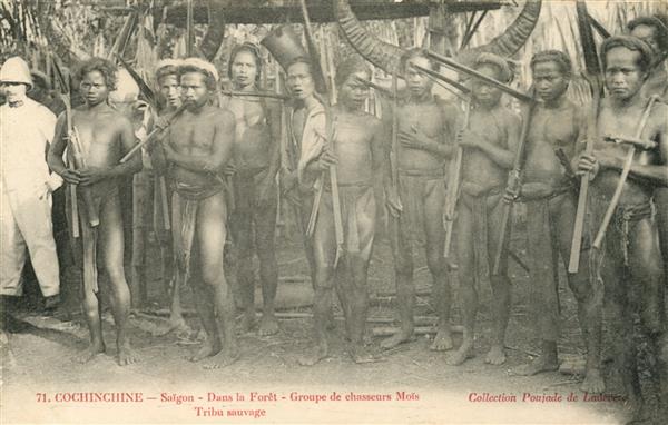 71. COCHINCHINE - Saïgon - Dans la Forêt - Groupe de chasseurs Moïs Tribu sauvage