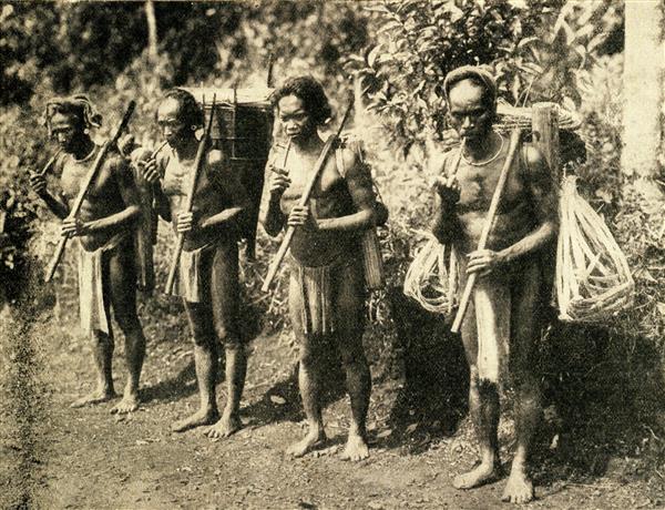 Une troupe Moï