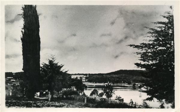 [Verso] DALAT (Indochine) - Le Lac et le Lang-Bian Palace vus du Lycée Yersin