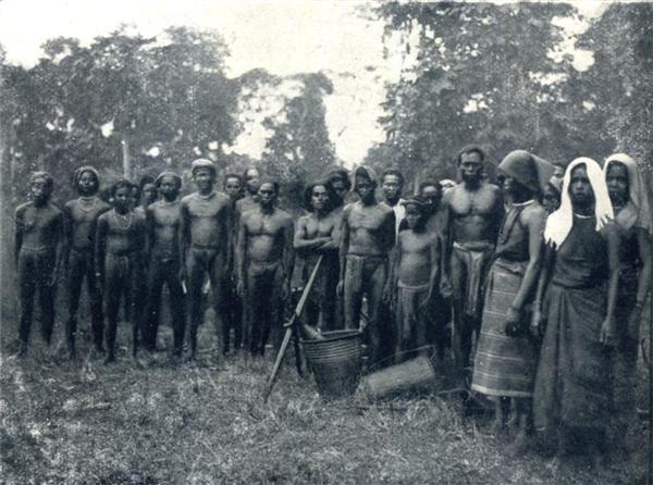 RENCONTRE D'UNE TRIBU DE CHO-MAS DANS LA BROUSSE ANNAMITE