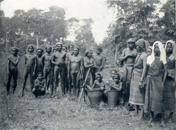 RENCONTRE D'UNE TRIBU DE CHO-MAS DANS LA BROUSSE ANNAMITE