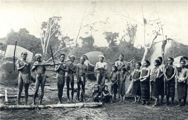 GUERRIERS CHO-MAS ARMÉS DE L'ARBALETE